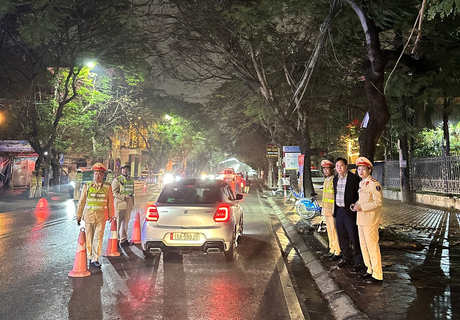 Đại tá Bùi Trung Thành - Phó Giám đốc CATP kiểm tra, động viên cán bộ chiến sỹ Đội CSGT số 3